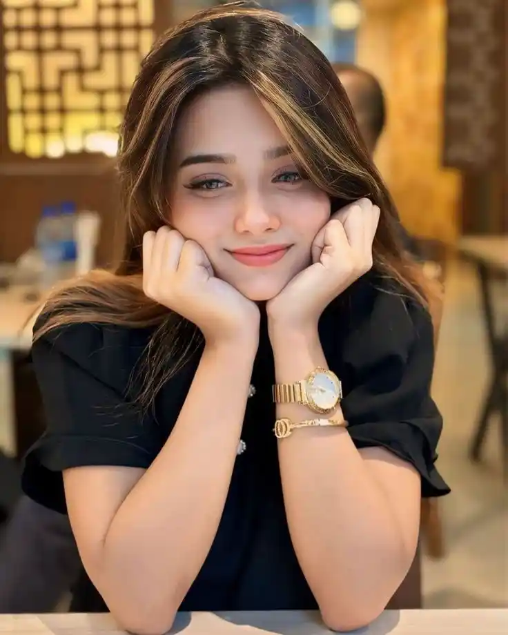 Girls DP – Latest Trendy Profile Pics for Social Media
