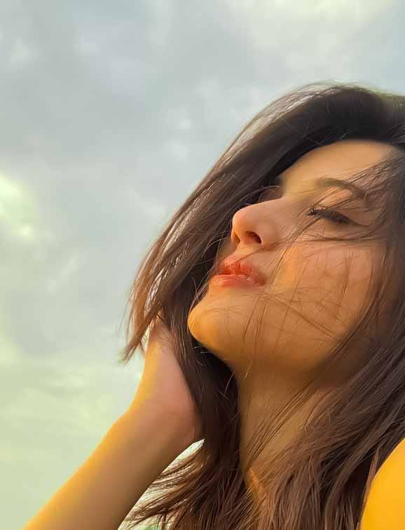 Girls DP – Latest Trendy Profile Pics for Social Media