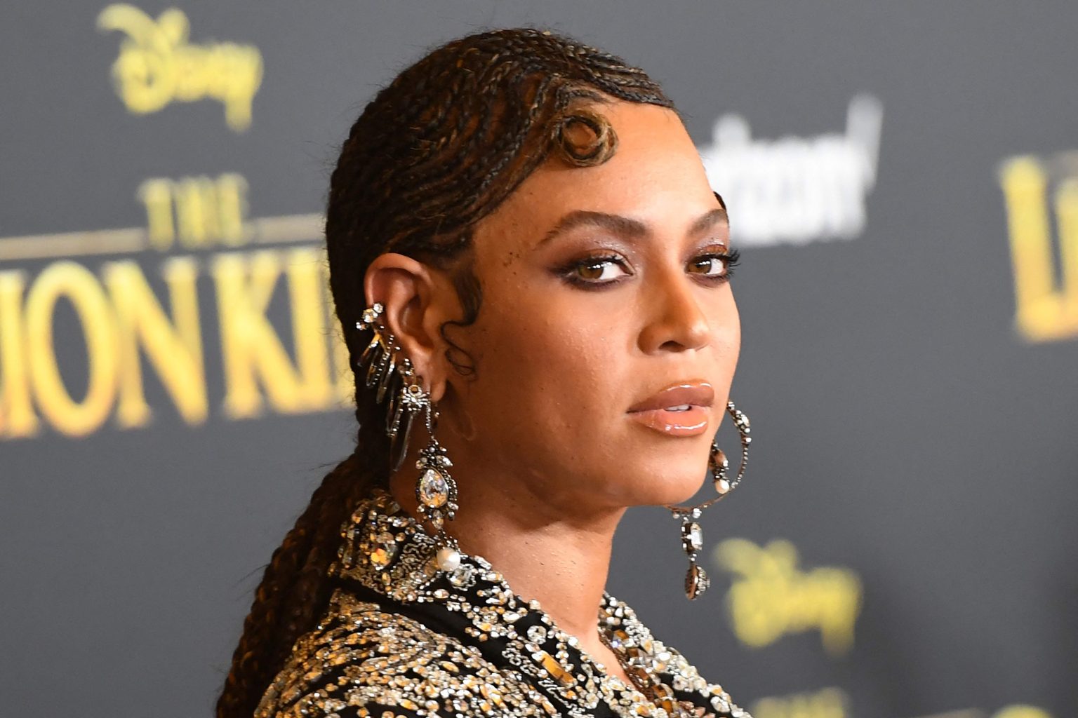 Beyoncé Height Breakdown: How Tall Is the Queen Bee? - iEnglish Status