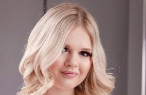 Coco Lovelock Age: You Won’t Believe How Young She Is - iEnglish Status